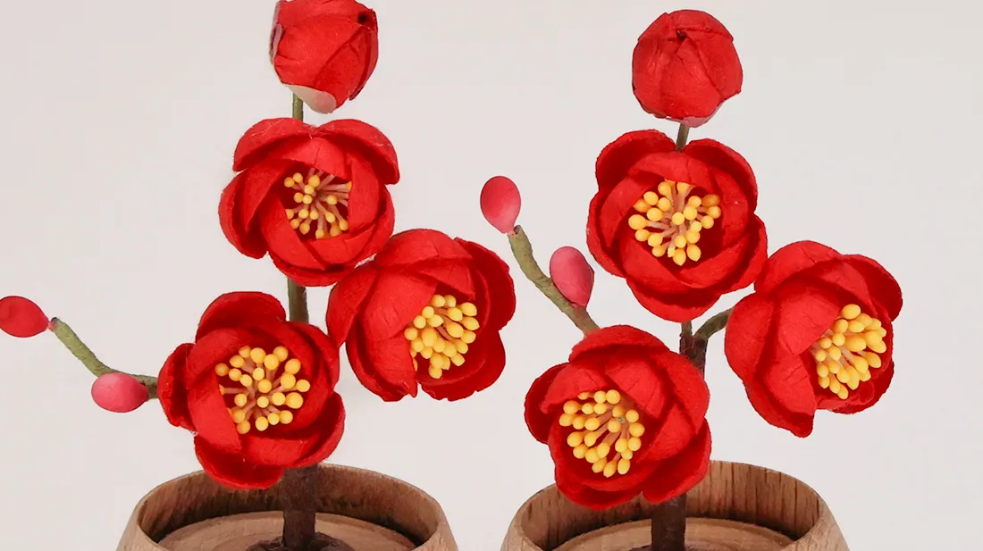 小さな梅たちが春のはじまりを告げる春のはじまりの花飾り