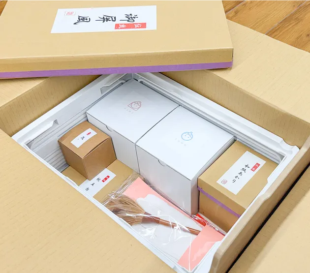 専用プラスチックケースに入った雛人形を箱から取り出す様子