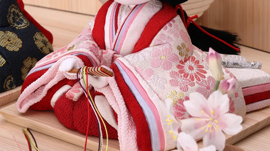 古典的な重ねの色合いを取り入れた女雛の衣装