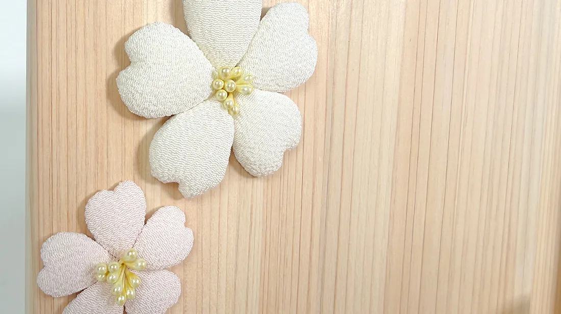 ぷっくりとした桜のモチーフをあしらった春のおとずれの屏風
