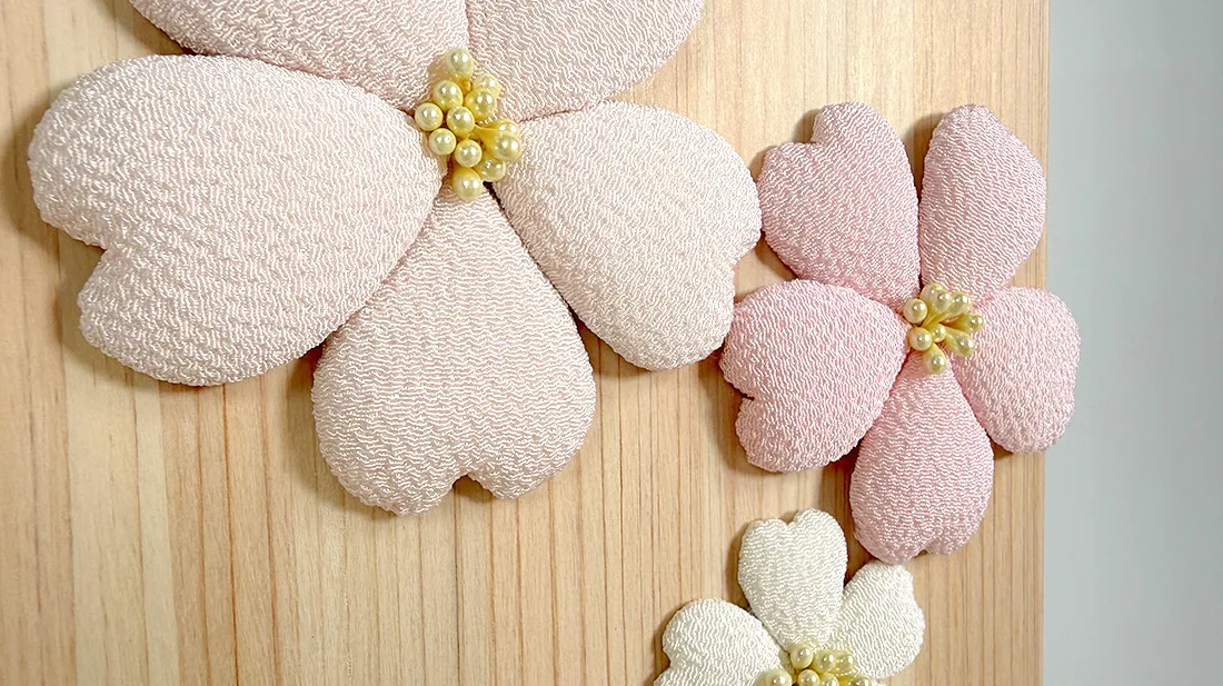 ぷっくりとした桜のモチーフをあしらった春のおとずれの屏風