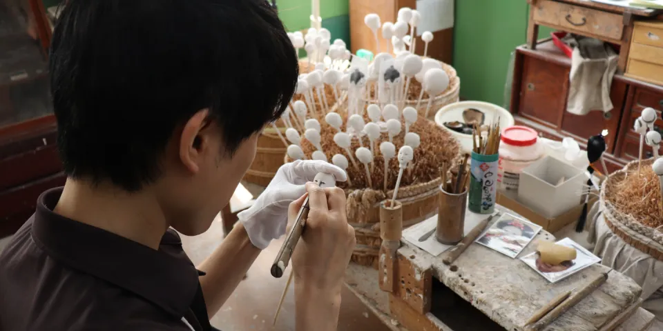 工房でひな人形を制作する職人
