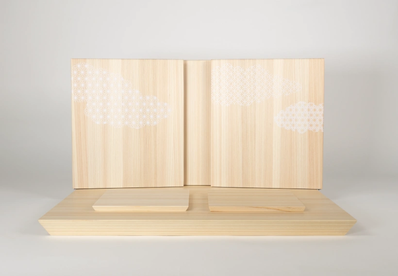 ヒノキで作られた屏風と飾り台