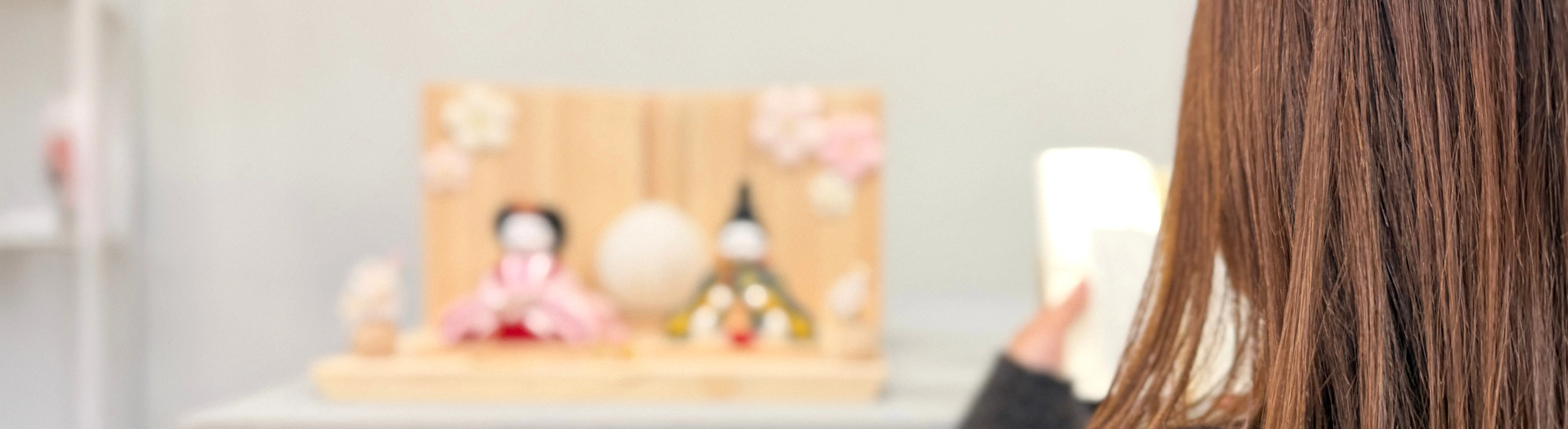 ひな人形を眺める女性