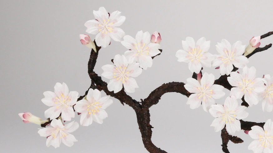 大きな桜の花をあしらった千夜一夜の花飾り