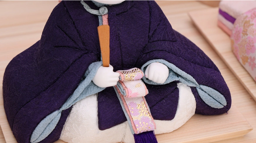 紫色の正絹を使用した夜空のらんたんの男雛の衣装